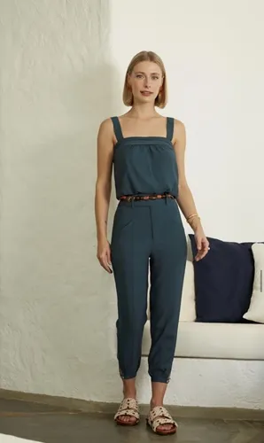 A Calça Azul de Modelagem Ajustada