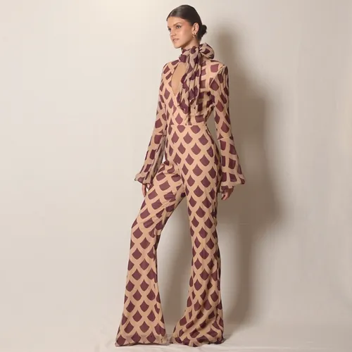 O Macacão Estampado com Laço