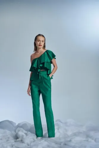 A Calça Verde de Alfaiataria é uma peça elegante