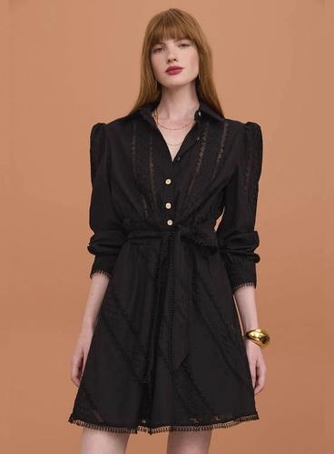 O Vestido Curto Entremeios