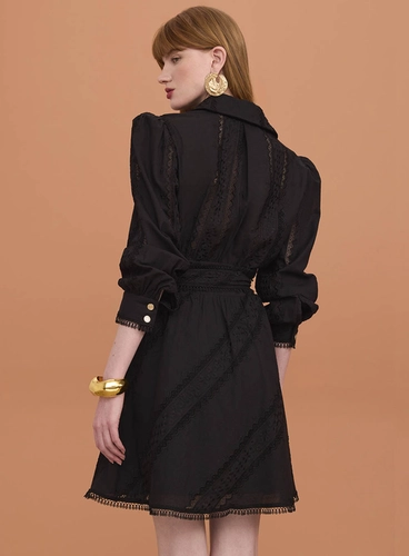 O Vestido Curto Entremeios