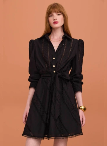 O Vestido Curto Entremeios