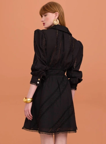 O Vestido Curto Entremeios