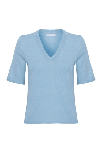 A Blusa Letícia é uma peça delicada