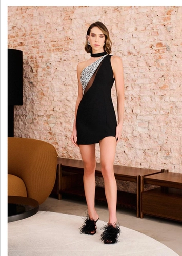 O Vestido Curto Recortes Detalhe