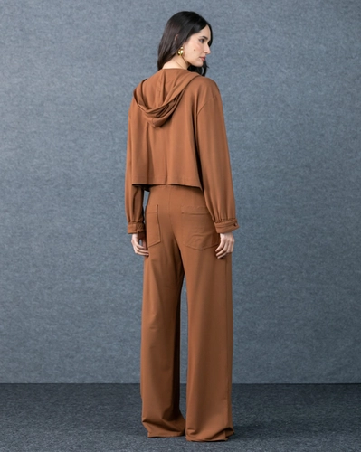 O Conjunto Caramelo com Jaqueta Cropped