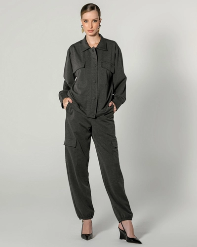 O Conjunto Cinza com Jaqueta e Calça