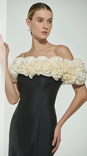 Vestido sereia Preto/branco Ombro a Ombro com Flores Estruturadas