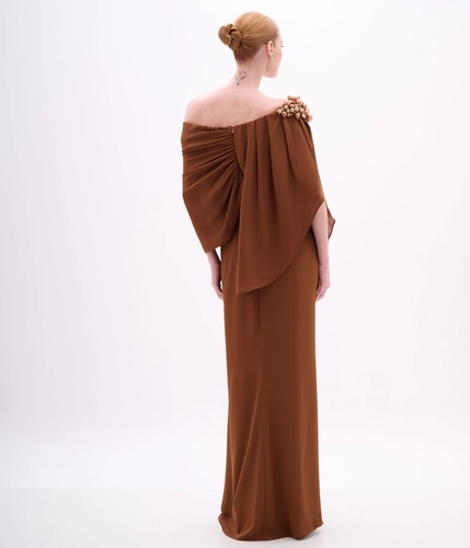Vestido  Assimétrico Marrom com Aplicação de Pérolas