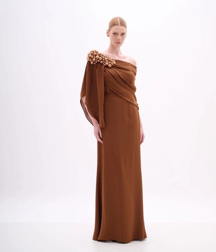 Vestido  Assimétrico Marrom com Aplicação de Pérolas