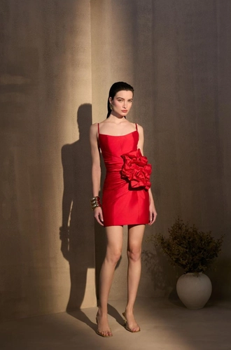 Vestido Curto Vermelho com Flor Esculpida Lateral Arbour